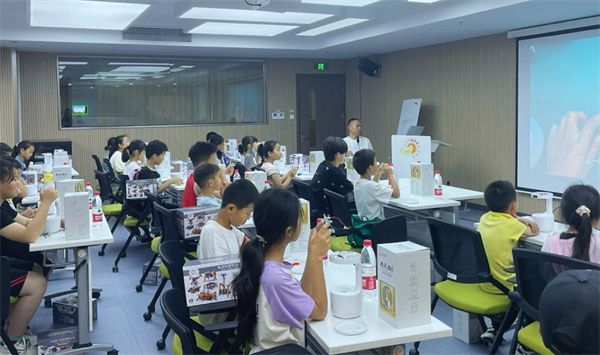 殘健融合“撞上”科技教育，奇富科技以技術(shù)服務(wù)點亮隨遷兒童未來